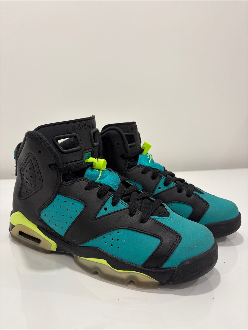 Jordan Kids Teal and Black Retro 6 Sneakers